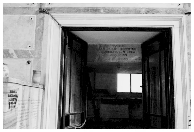 Side opening on the left of the chapel, leading toward the lateral annex